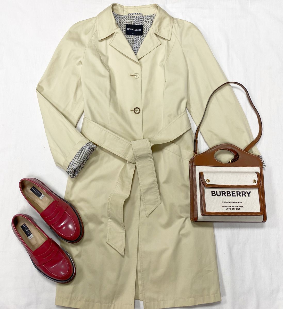 Плащ Giorgio Armani размер 46 цена 15 655 руб 
Лоферы Fratelli Rossetti размер 37 цена 15 655 руб 
Сумка Burberry