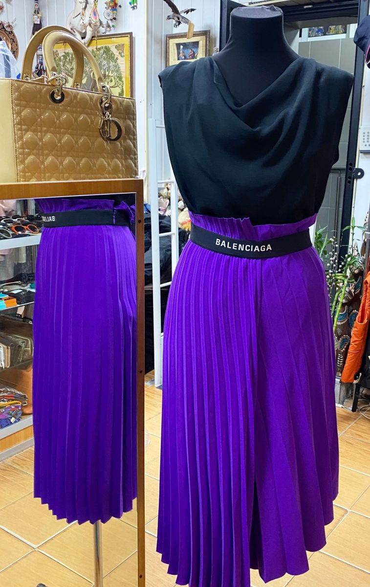 Юбка Balenciaga размер 42 цена 23 483 руб
Топ Saint Laurent размер 42 цена 15 655 руб