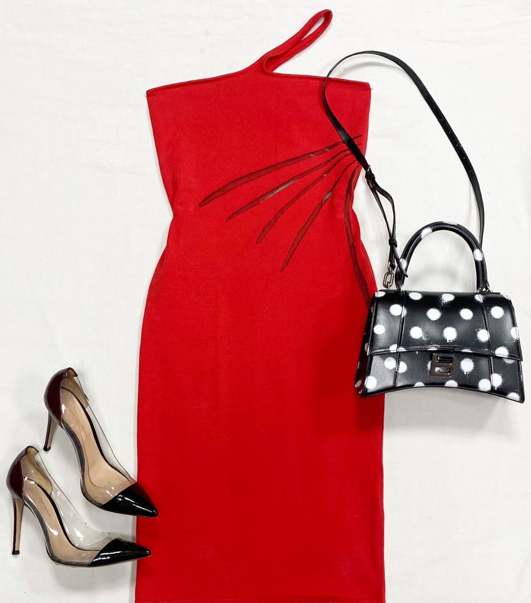 Платье Versace размер 40 цена 15 655 руб
Туфли Gianvito Rossi размер 37.5 цена 10 959 руб
Сумка Balenciaga 