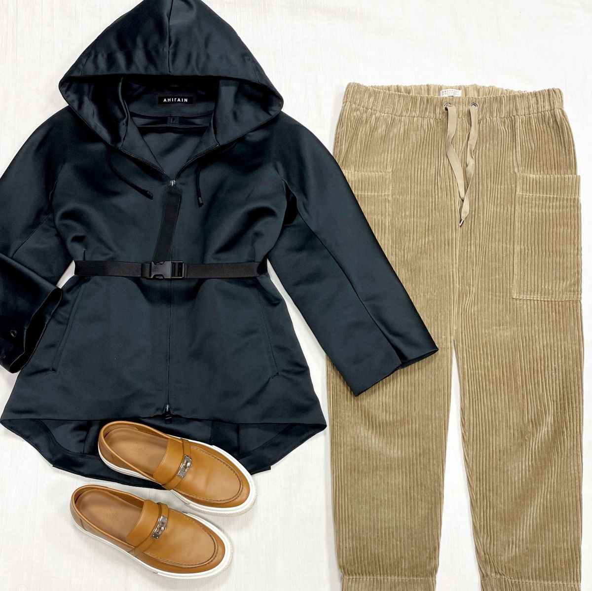 Брюки / вельвет/ размер 42 цена 15 655 руб
Куртка Agirain размер S цена 12 524 руб
Лоферы Hermes размер 40 цена 54 793 руб