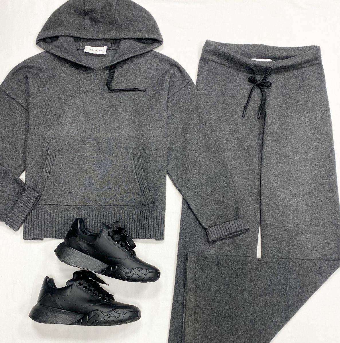Костюм Yves Salomon размер S цена 15 385 рубКроссовки Alexander McQueen размер 38.5 цена 23 078 руб