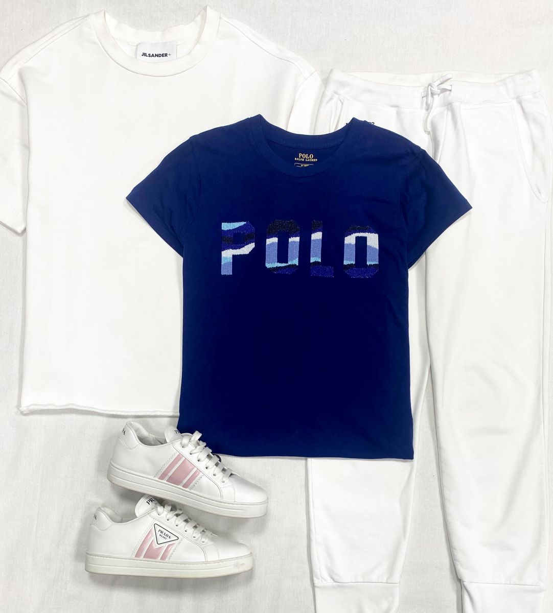 Толстовка Jil Sander размер M цена 15 655 руб
Брюки Dsquared размер S/M цена 4 697 руб
Футболка Ralph Lauren размер M цена 3 914 руб
Кеды Prada размер 38 цена 46 965 руб