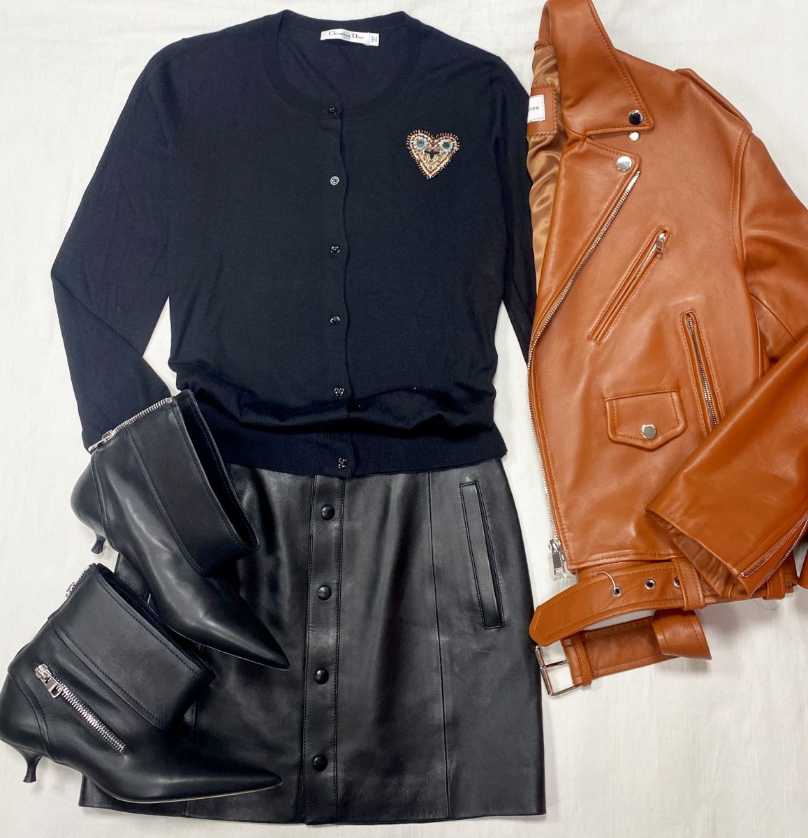 Косуха / кожа / Post Meridiem размер M цена 28 179 руб / новая / 
Кофта / кашемир / шелк / Christian Dior размер 46 цена 18 786 руб 
Юбка / кожа / Saint Laurent размер 40 цена 31 310 руб 
Ботильоны JWAnderson размер 41 цена 62 620 руб