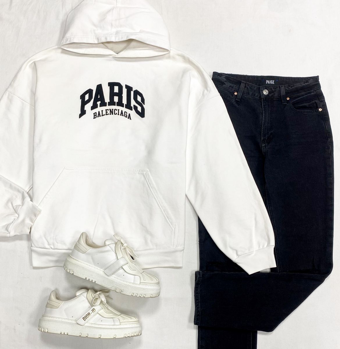Толстовка Balenciaga размер 3 цена 15 385 руб
Джинсы Paige размер 24 цена 7 693 руб
Кроссовки Christian Dior размер 37.5 цена 46 155 руб