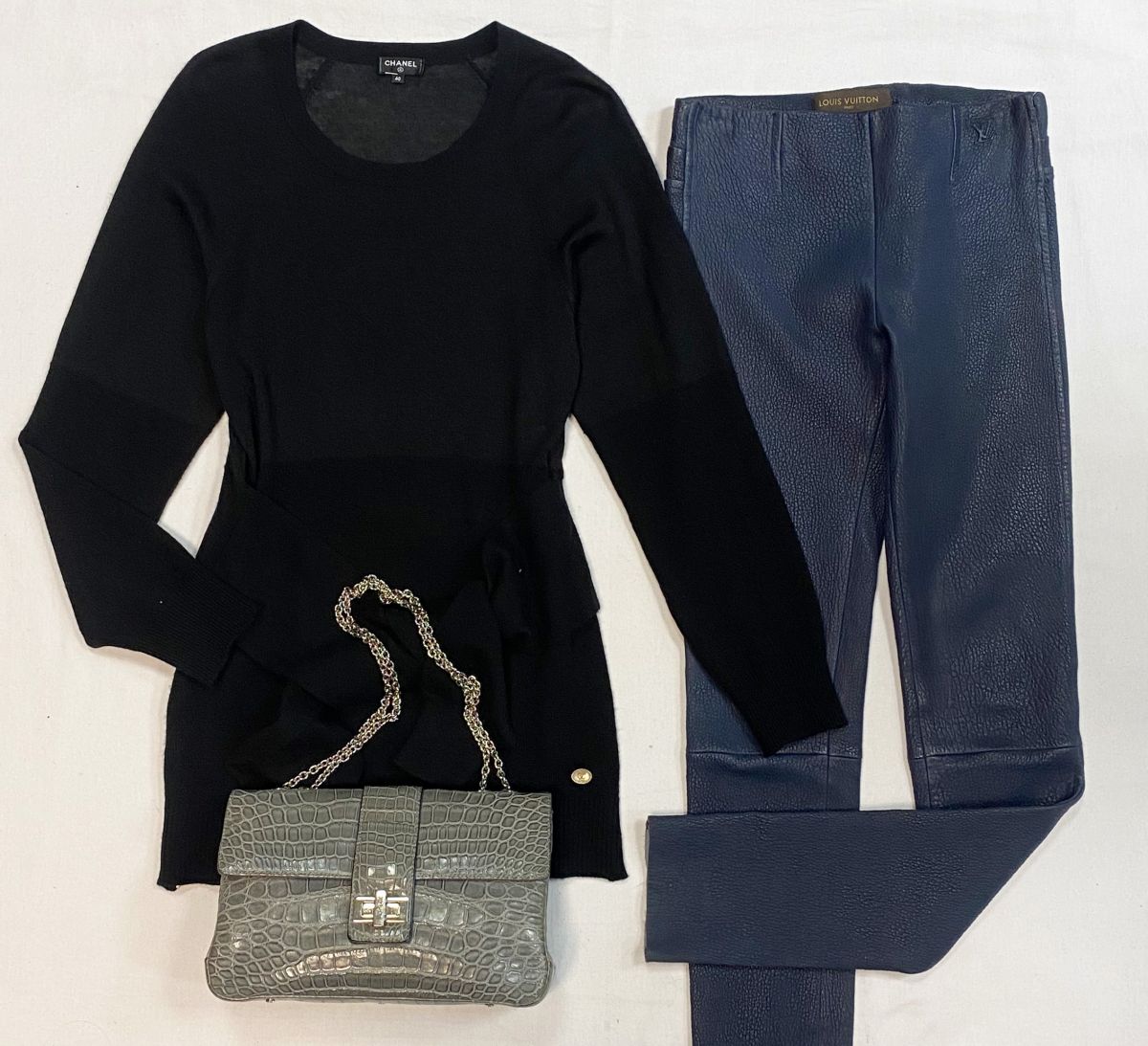 Кофта Chanel размер 40 цена 53 848 руб
Брюки /кожа/ Louis Vuitton размер 38 цена 46 155 руб
Сумка Parmeggiani 