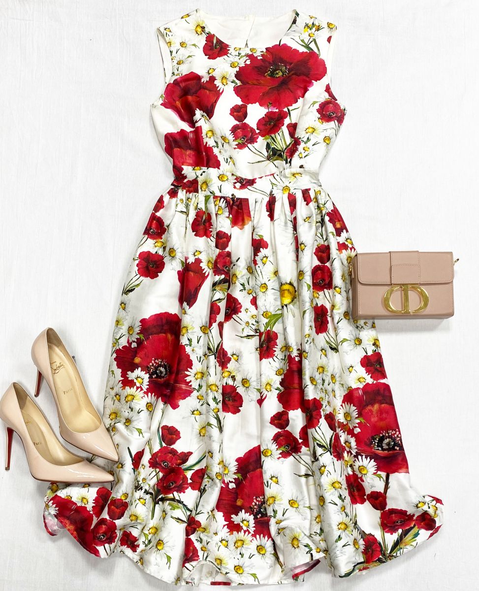 Платье Dolce Gabbana размер 42 цена 23 483 руб
Туфли Louboutin размер 38.5 цена 23 483 руб
Сумка Christian Dior 
