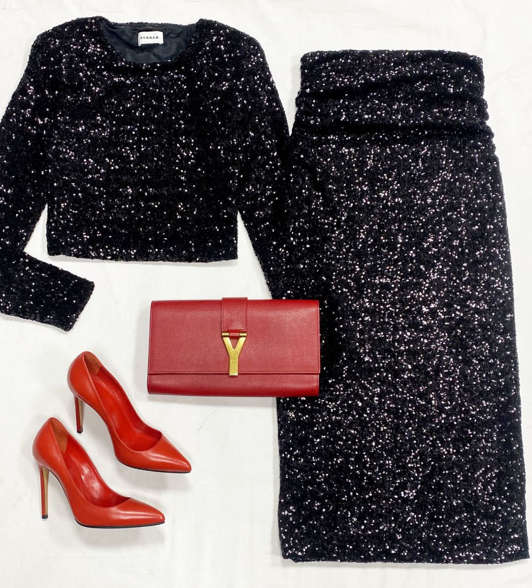 Костюм/ пайетки/ PAROSH размер M цена 31 310 руб
Туфли Gucci размер 36.5 цена 12 524 руб
Клатч Ysl
