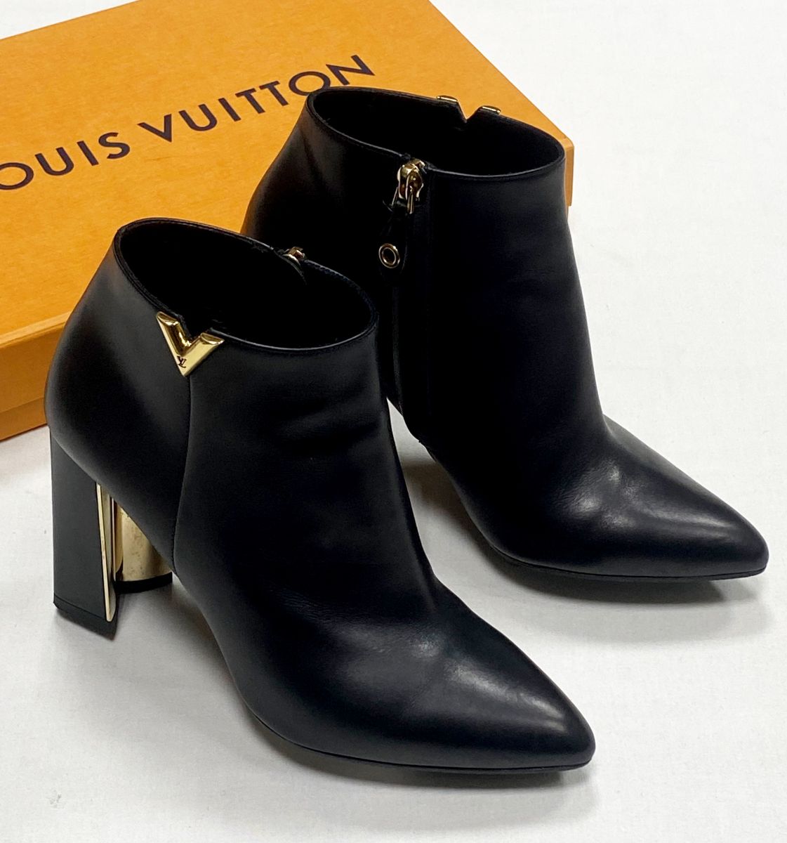 Ботильоны Louis Vuitton размер 36 цена 18
786 руб