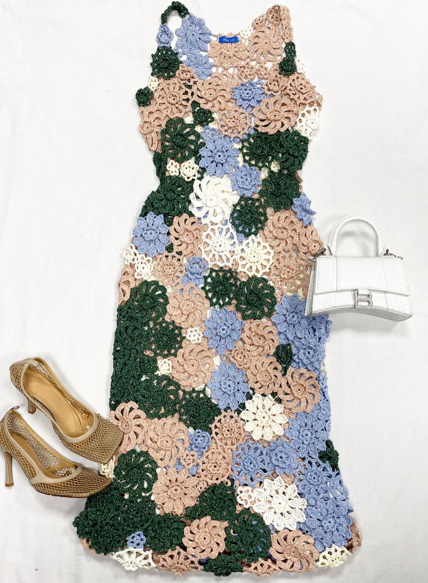 Платье / шитье Vika Gazinskaya размер M цена 62 620 руб
Туфли Bottega Veneta размер 40 цена 23 483 руб
Сумка Balenciaga 