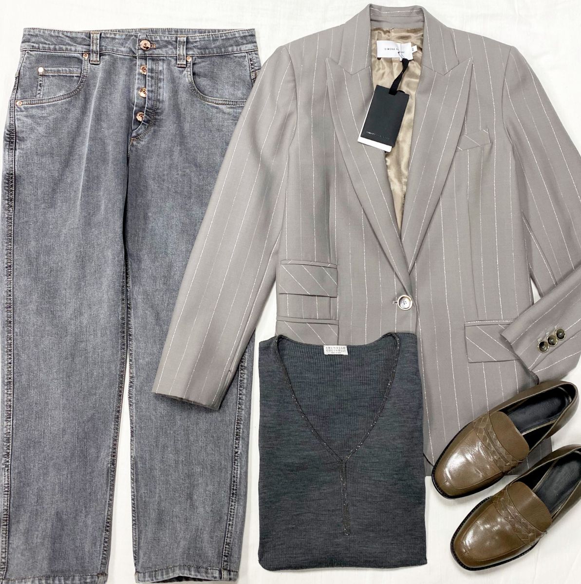 Жакет Simona Corsellini размер 40 цена 15 655 руб / с бирками / 
Лонгслив / отделка монили / Brunello Cucinelli размер XS цена 15 655 руб
Джинсы Brunello Cucinelli размер 42 цена 31 310 руб 
Лоферы Bottega Veneta размер 36 цена 18 786 руб