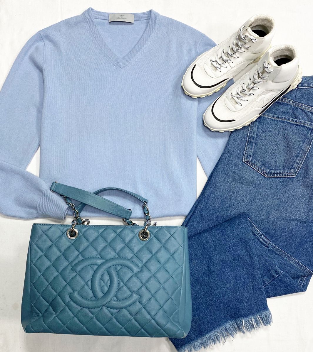 Джинсы Citizens Of Hunanity размер 27 цена 15 655 руб
Кофта Les Copains размер S цена 6 262 руб
Кроссовки Chanel размер 39 цена 39 138 руб
Сумка Chanel