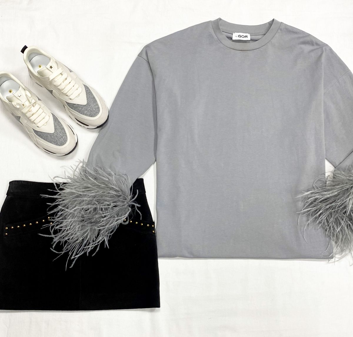 Юбка /замша/ Saint Laurent размер 38 цена 9 393 руб
Кофта/ перья/ размер M цена 3 131 руб
Кроссовки Lorena Antoniazzi размер 38 цена 46 965 руб