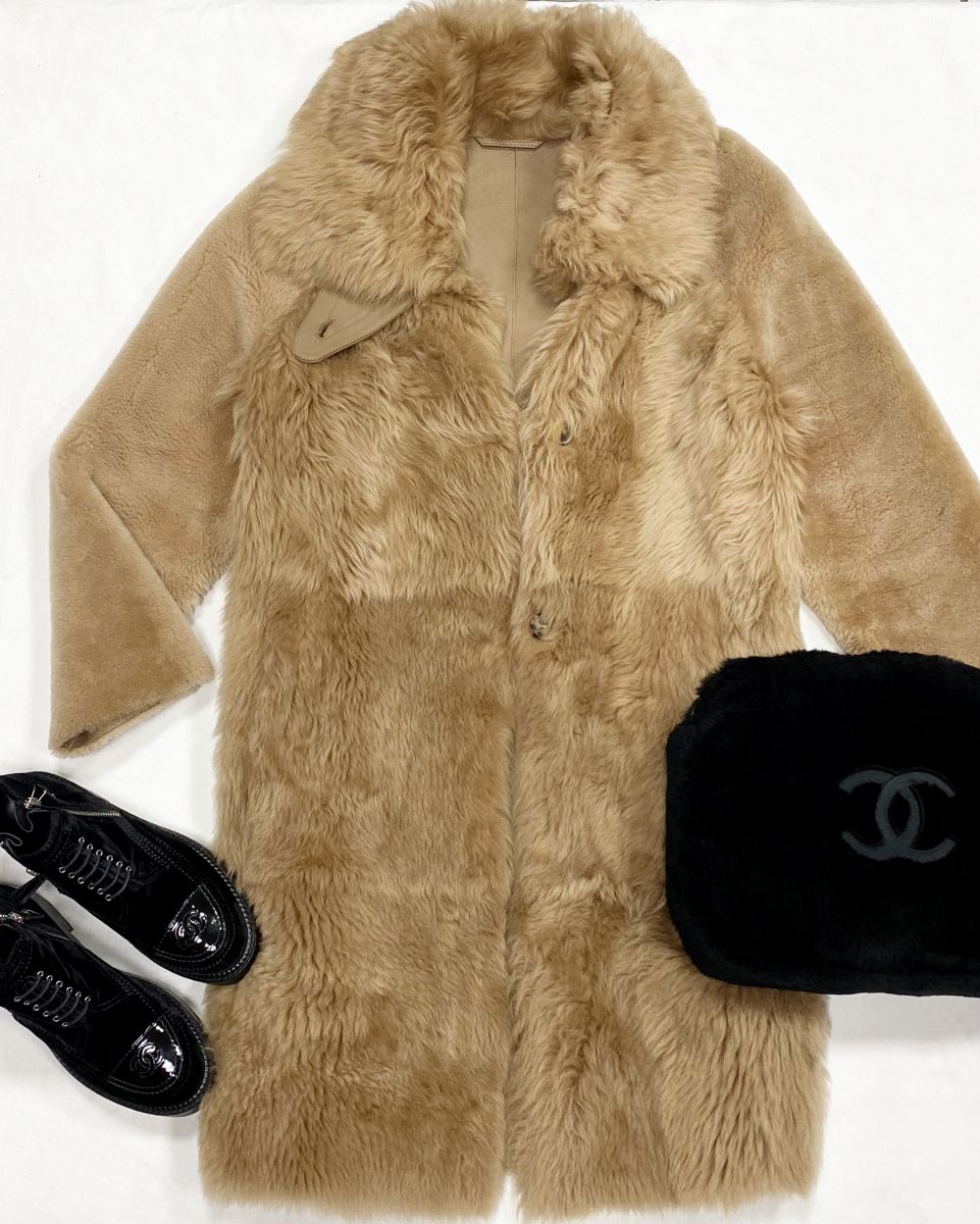 Дубленка Boss размер 42 цена 62 620 руб
Ботинки Chanel размер 38.5 цена 62 620 руб
Клатч Chanel