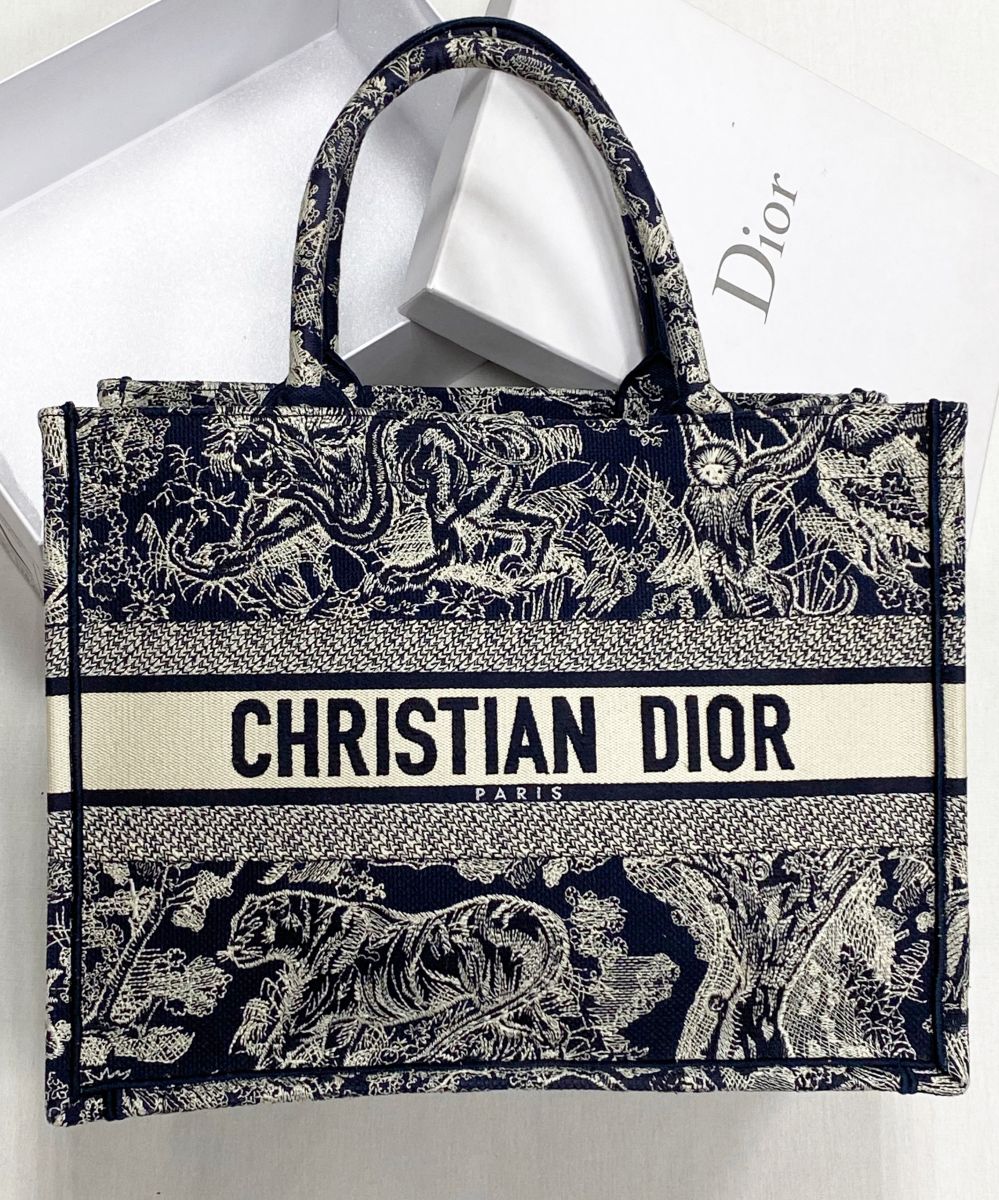 Сумка Christian Dior размер 35/25 цена 156 560 руб

