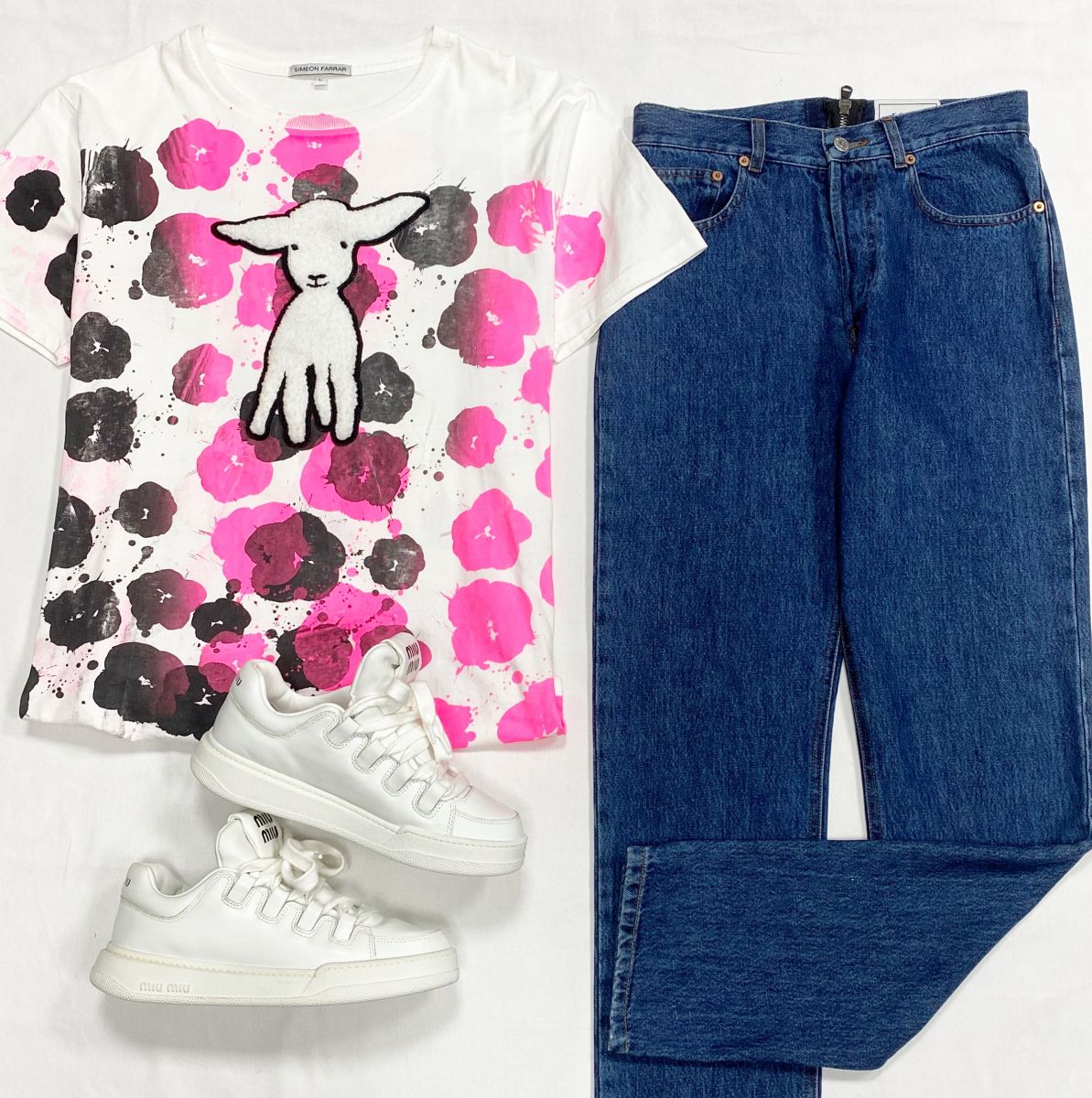 Футболка Simeon Farrar размер L цена 7 693 руб
Джинсы Forte Couture размер 26 цена 3 077 руб
Кроссовки Miu Miu размер 38.5 цена 76 925 руб