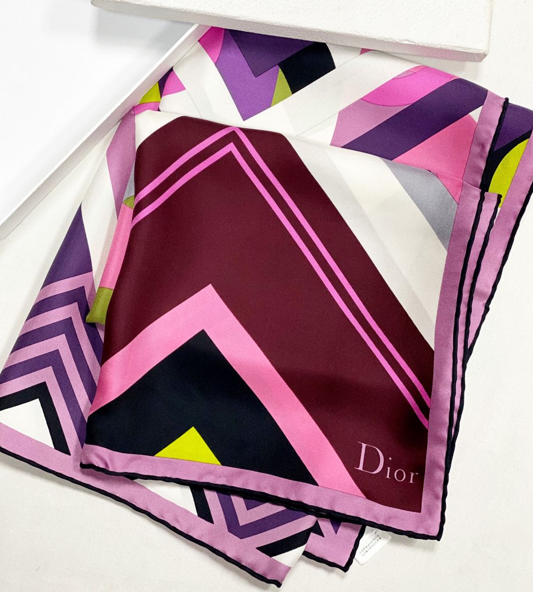 Платок Christian Dior размер 90/90 цена 23 483 руб/в коробке/