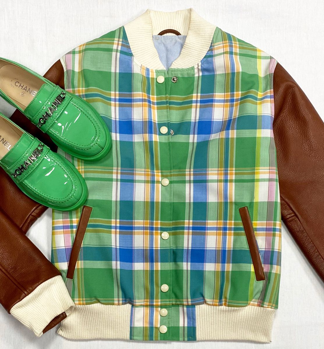 Бомбер Thom Browne размер 3 цена 46 965 руб
Лоферы Chanel размер 39 цена 125 240 руб