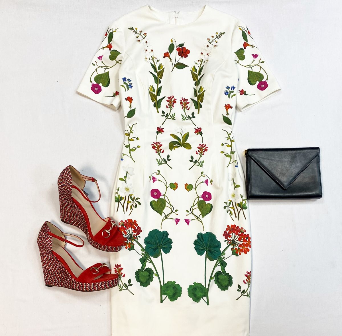 Платье Oscar De La Renta размер 4 цена 15 385 руб
Босоножки Gucci размер 39.5 цена 15 385 руб
Клатч Giuseppe Zanotti 