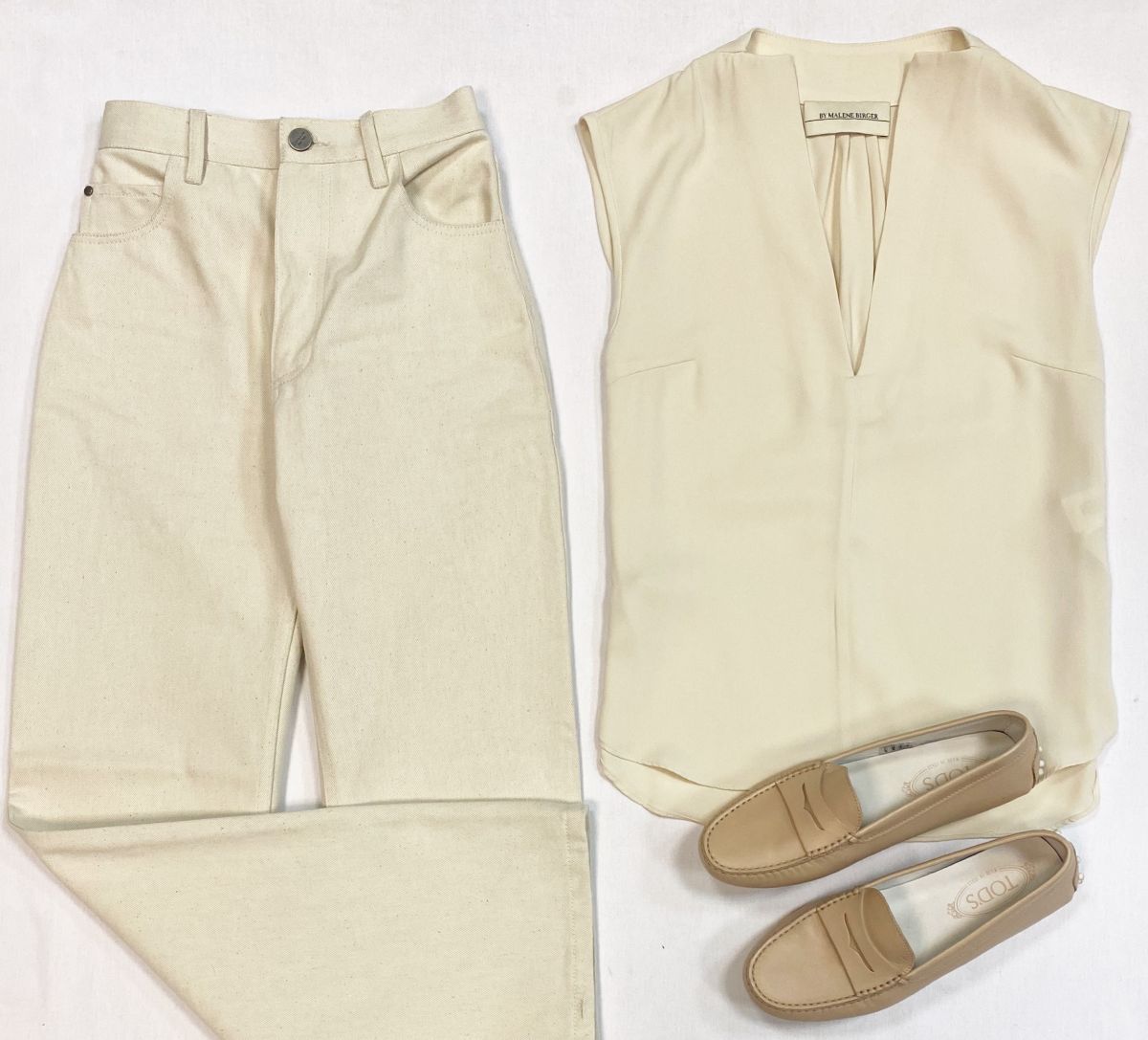 Джинсы Deveaux размер 2 цена 10 770 руб
Топ размер 32 цена 4 616 руб
Мокасины Tods размер 39 цена 9 231 руб 