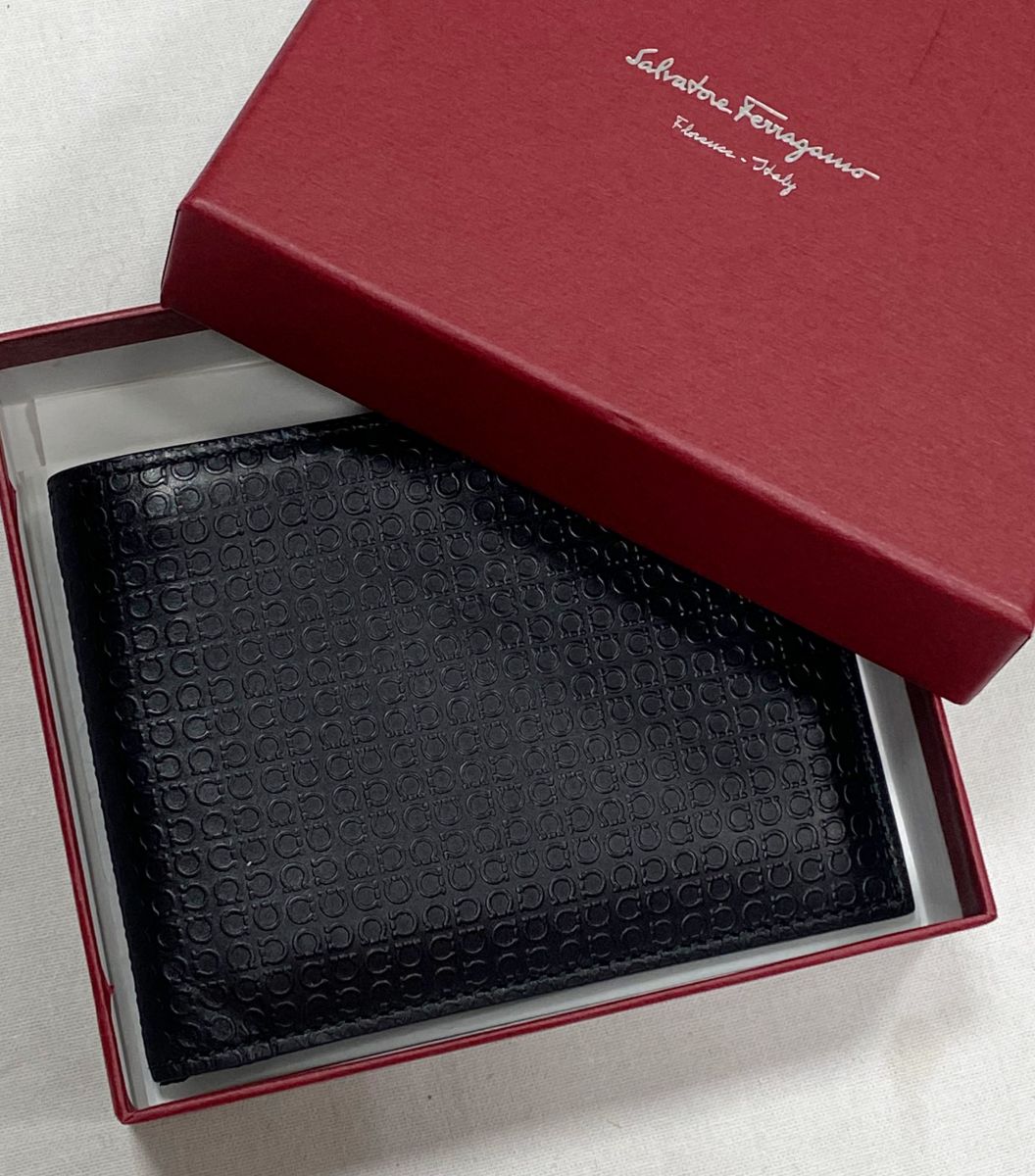 Кошелек Salvatore Ferragamo цена 7 828 руб/ в коробке/ 

