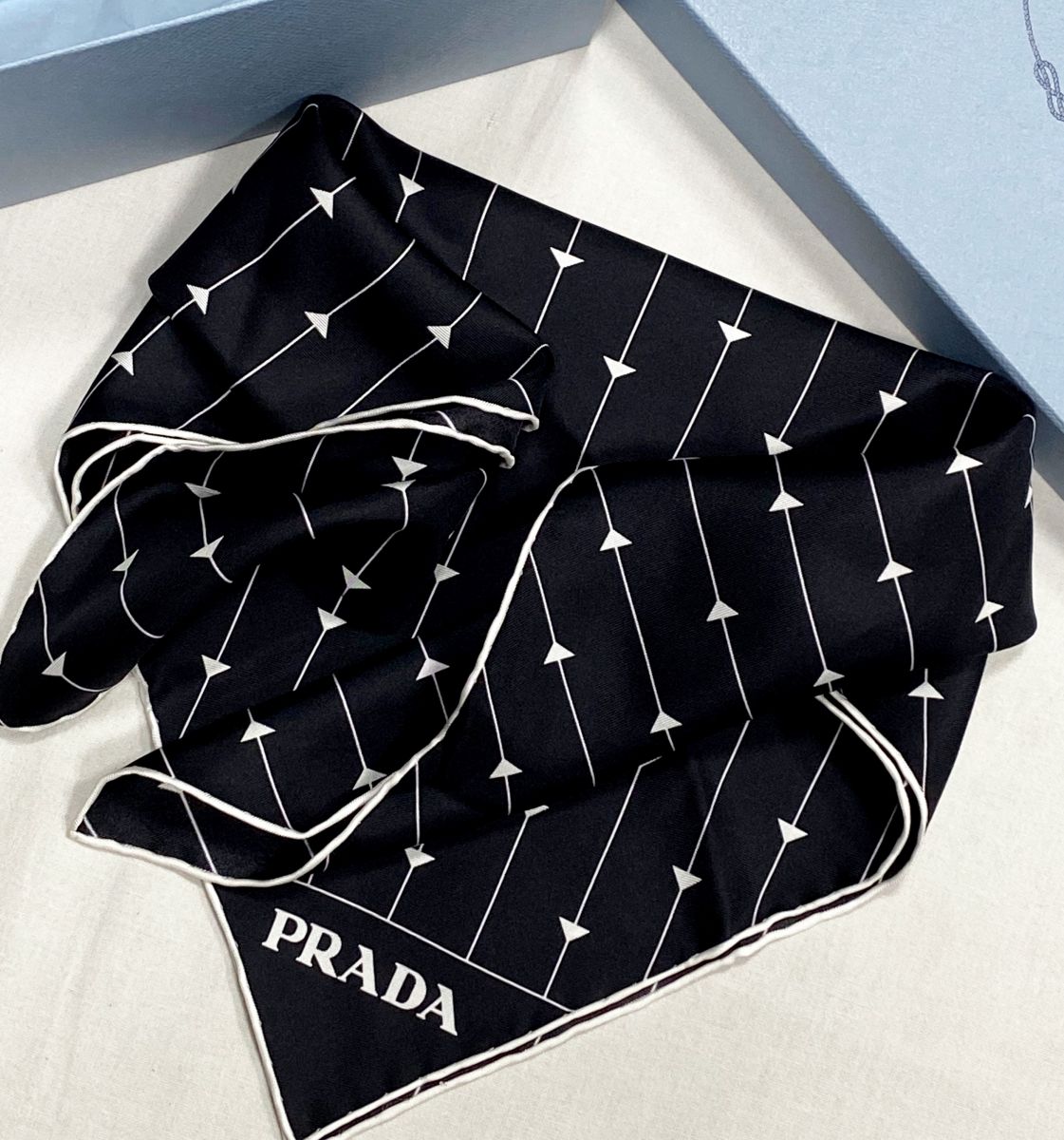 Платок Prada размер 50/50 цена 15 655 руб