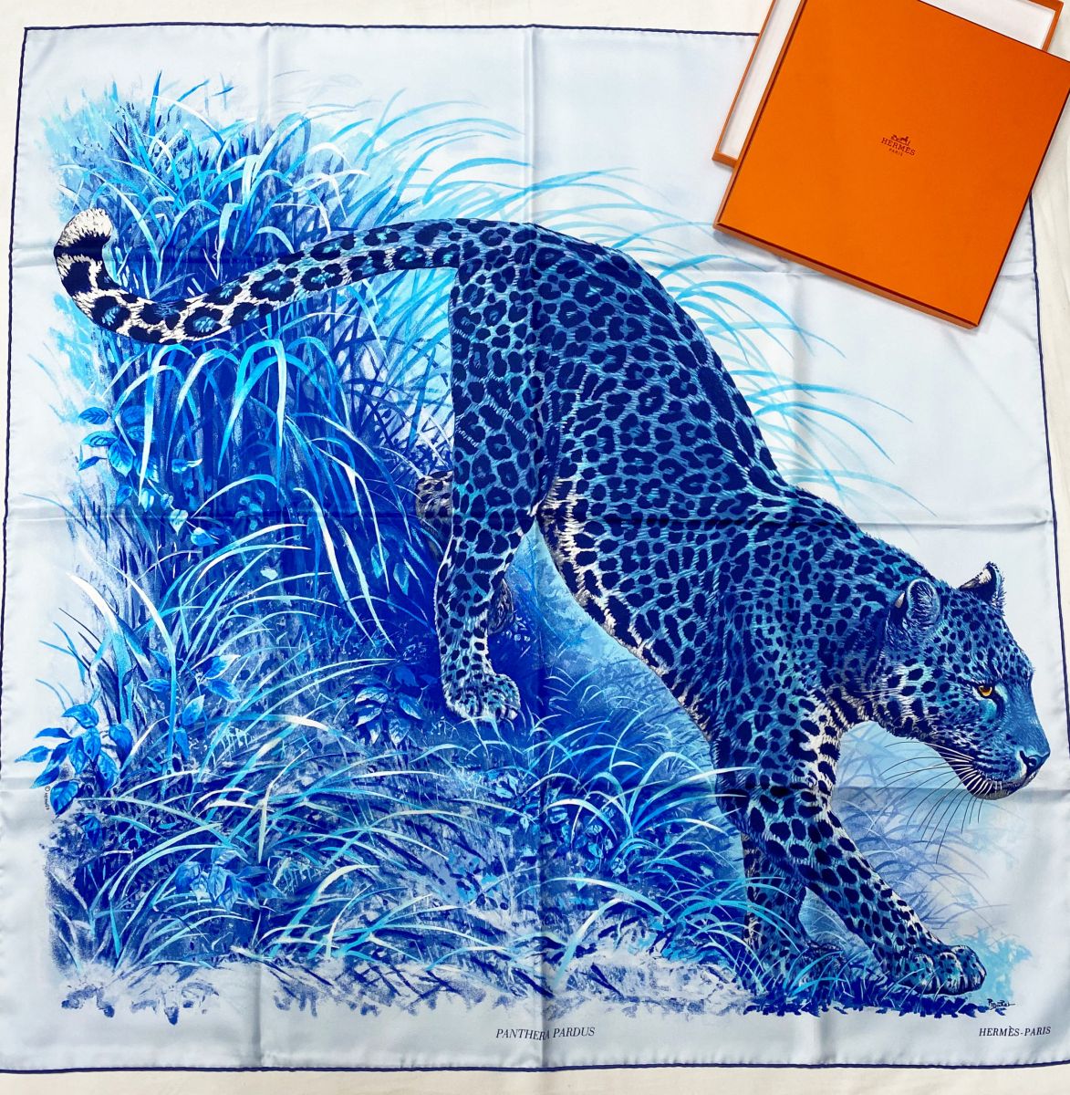 Платок / шелк / Hermès размер 90/90 цена 39 138 руб / упаковка / 
