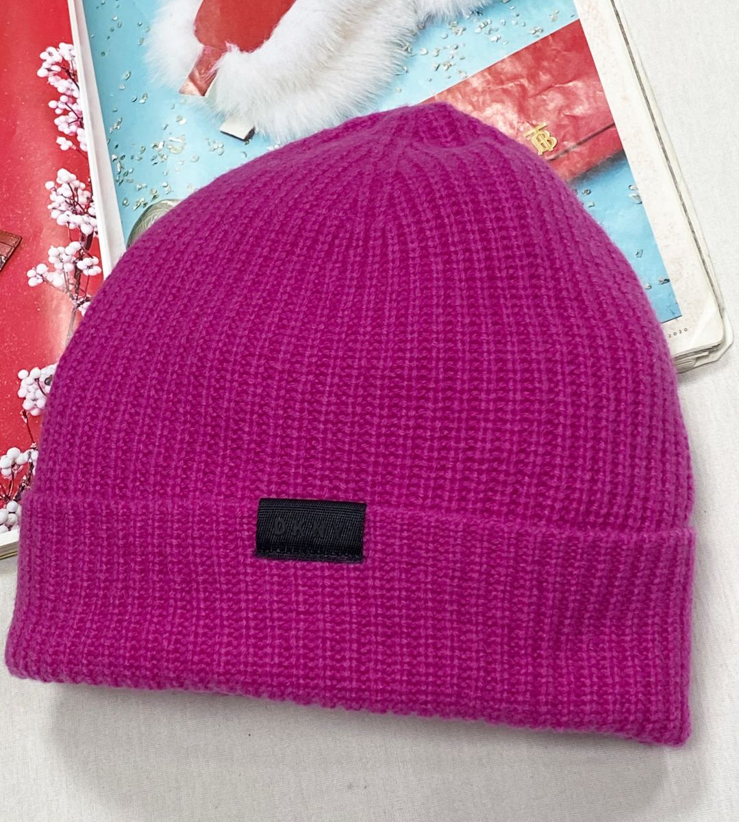 Шапка DKNY цена 4 697 руб
