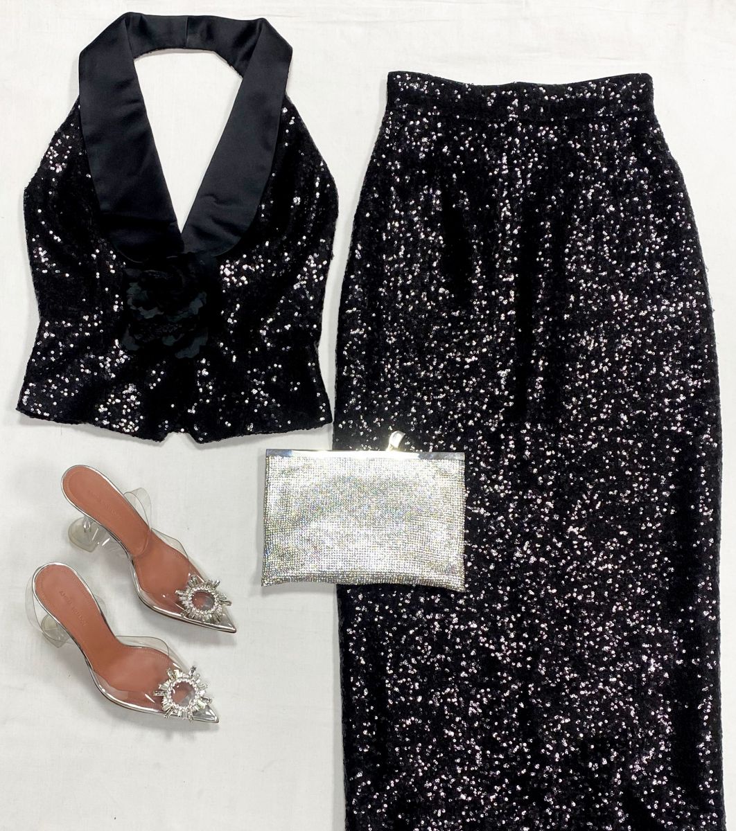 Костюм /пайетки/ Kuchugova  размер S цена  23 483 руб
Босоножки Amina Muaddi размер 38 цена 46 965 руб
Сумочка Dolce Gabbana 