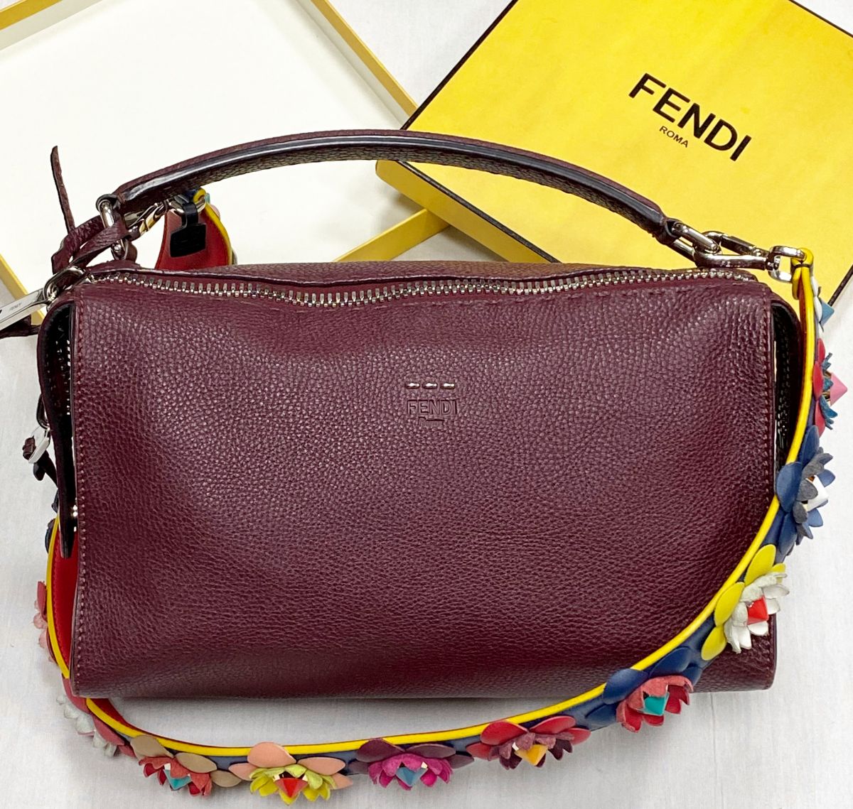 Сумка Fendi размер 30/18 цена 78 275 руб
