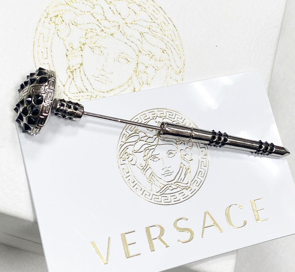 Брошка /камни/ Versace цена 12 524 руб/ в коробке/