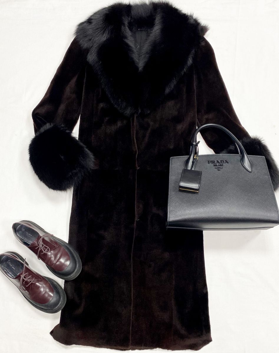 Шуба Avanti размер M цена 39 138 руб
Ботинки Celine размер 37 цена 15 655 руб
Сумка Prada 