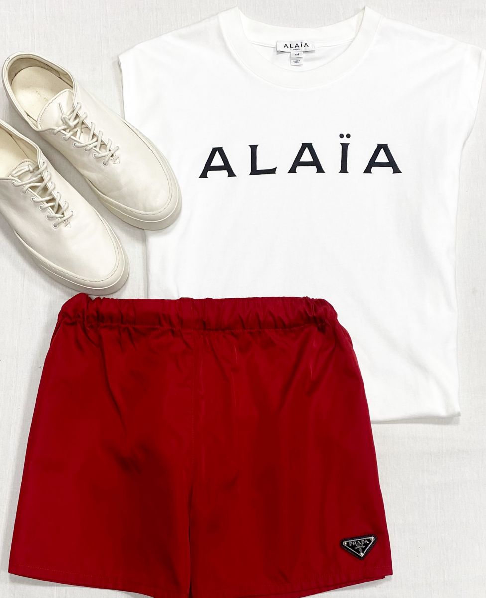 Шорты Prada размер 38 цена 23 483 руб
Топ Alaïa размер 44 цена 31 310 руб
Кеды The Row размер 41 цена 23 483 руб
