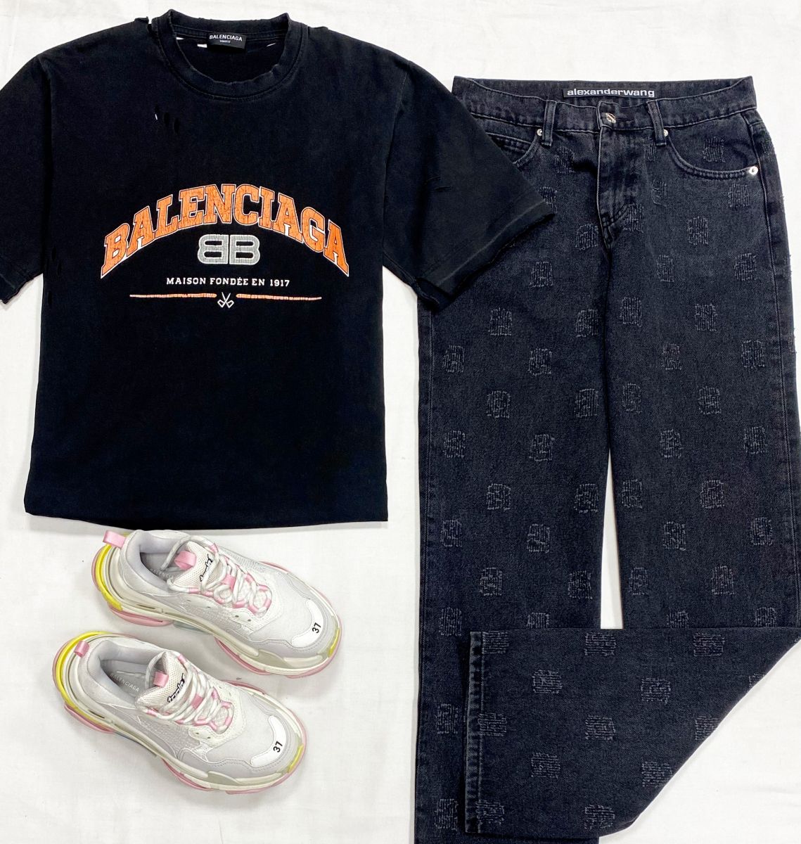 Футболка Balenciaga размер S цена 9 393 рубДжинсы Alexander Wang размер 42 цена 7 828 рубКроссовки Balenciaga размер 37 цена 46 965 руб