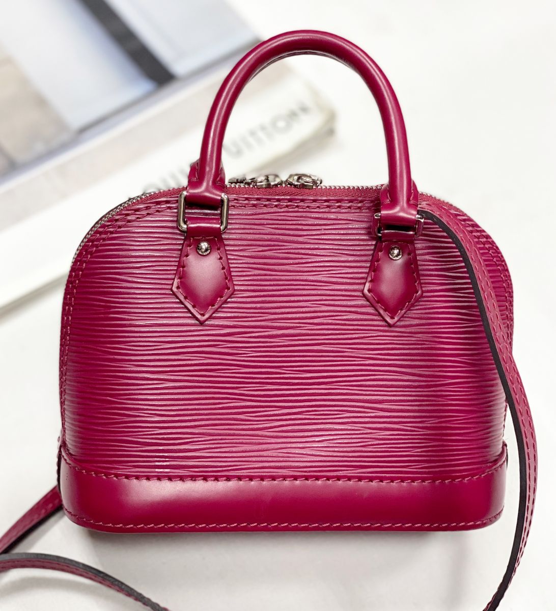 Сумочка Louis Vuitton размер 16/10 цена 46 965 руб