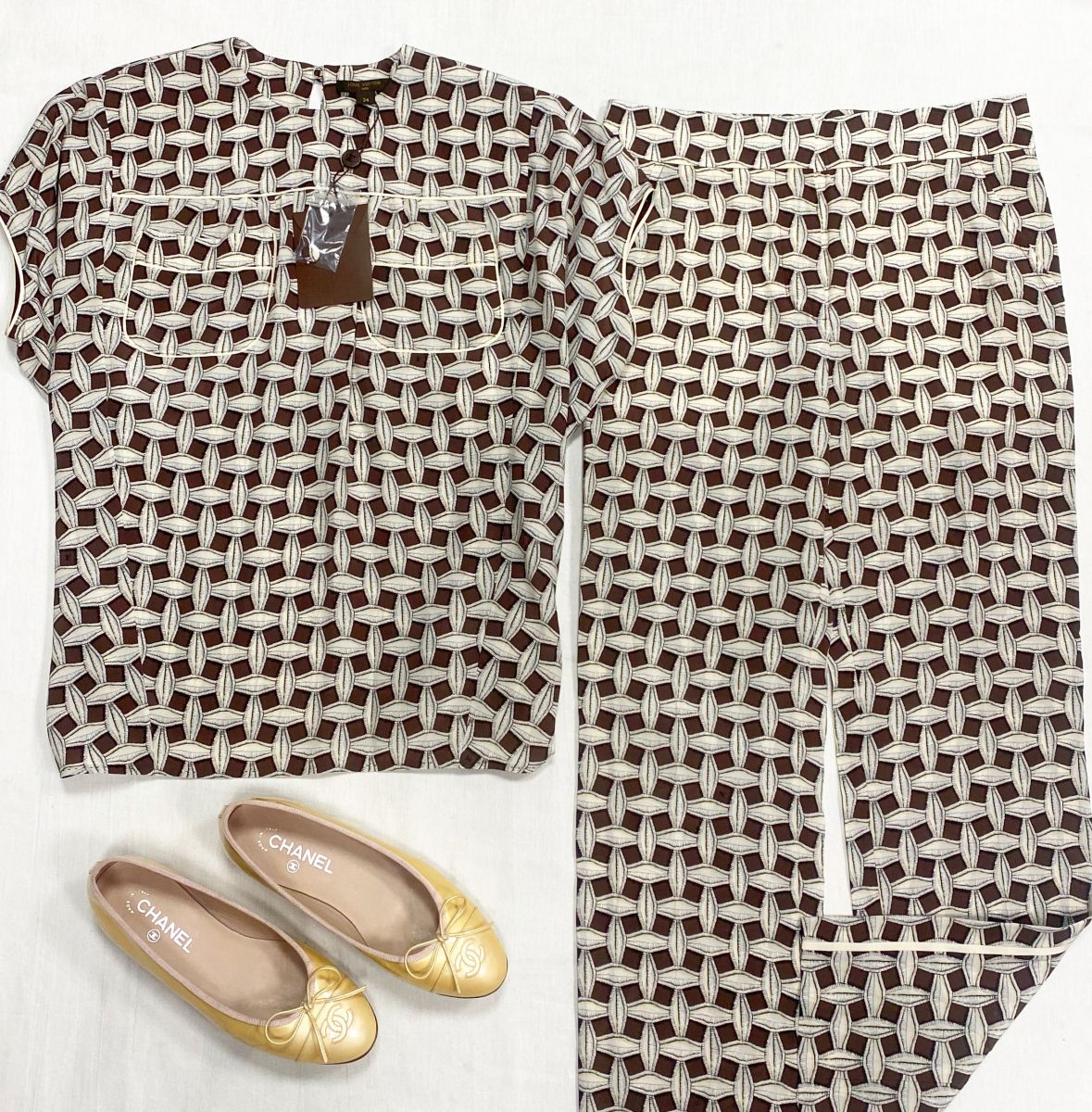 Костюм / блузка + брюки / шелк / Louis Vuitton размер 34 цена 39 138 руб / с бирками / 
Балетки Chanel размер 37.5 цена 15 655 руб