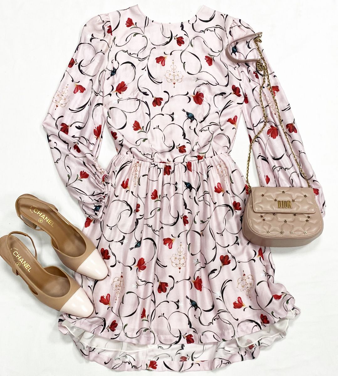 Платье Ulyana Sergeenko размер 40 цена 31 310 руб
Туфли Chanel размер 39.5 цена 125 240 руб
Сумка Christian Dior 
