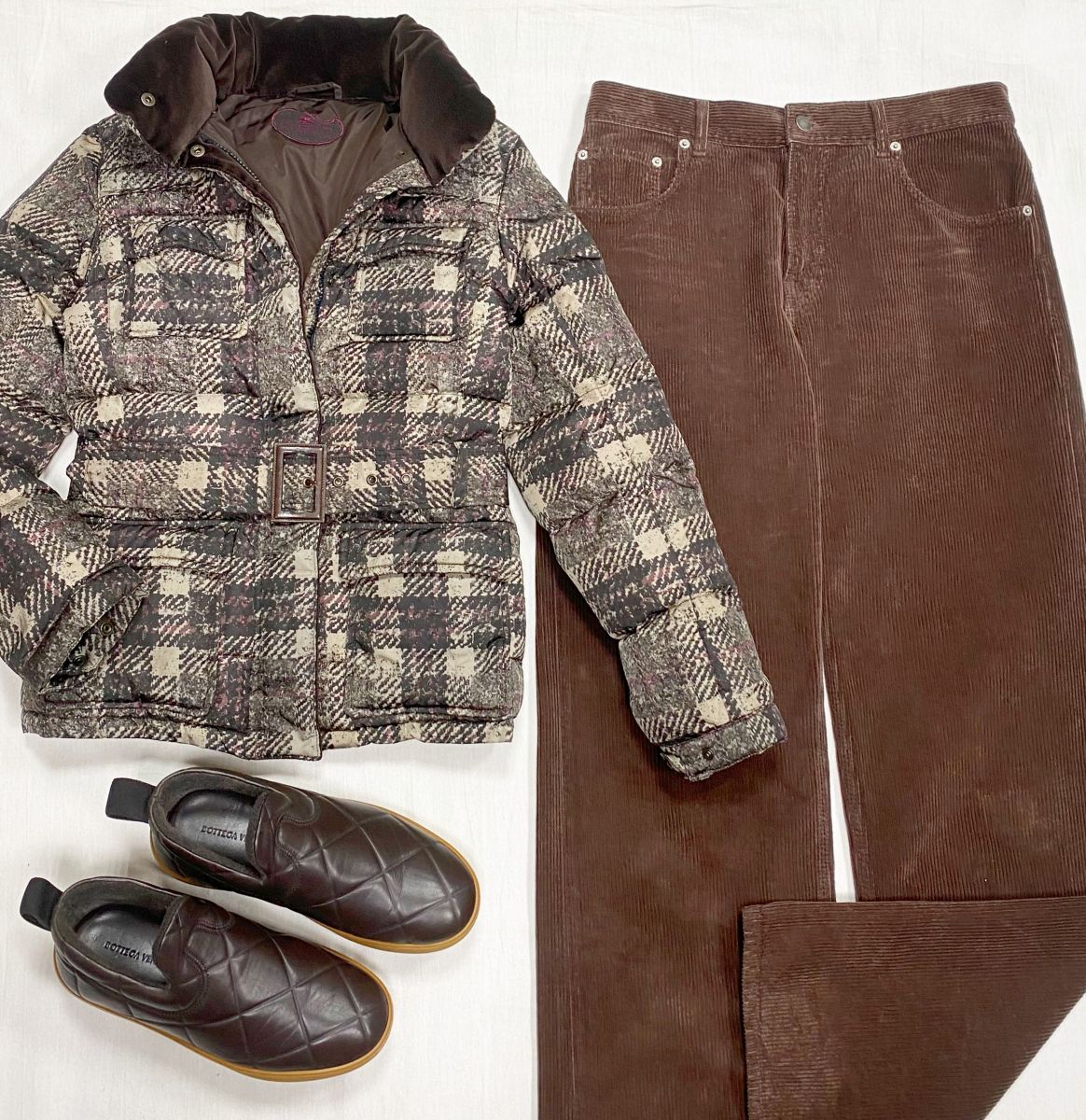 Пуховик Etro размер 40 цена 18 786 руб 
Брюки / вельвет / Haikure размер 28 цена 7 828 руб 
Слипоны Bottega Veneta размер 38.5 цена 23 483 руб