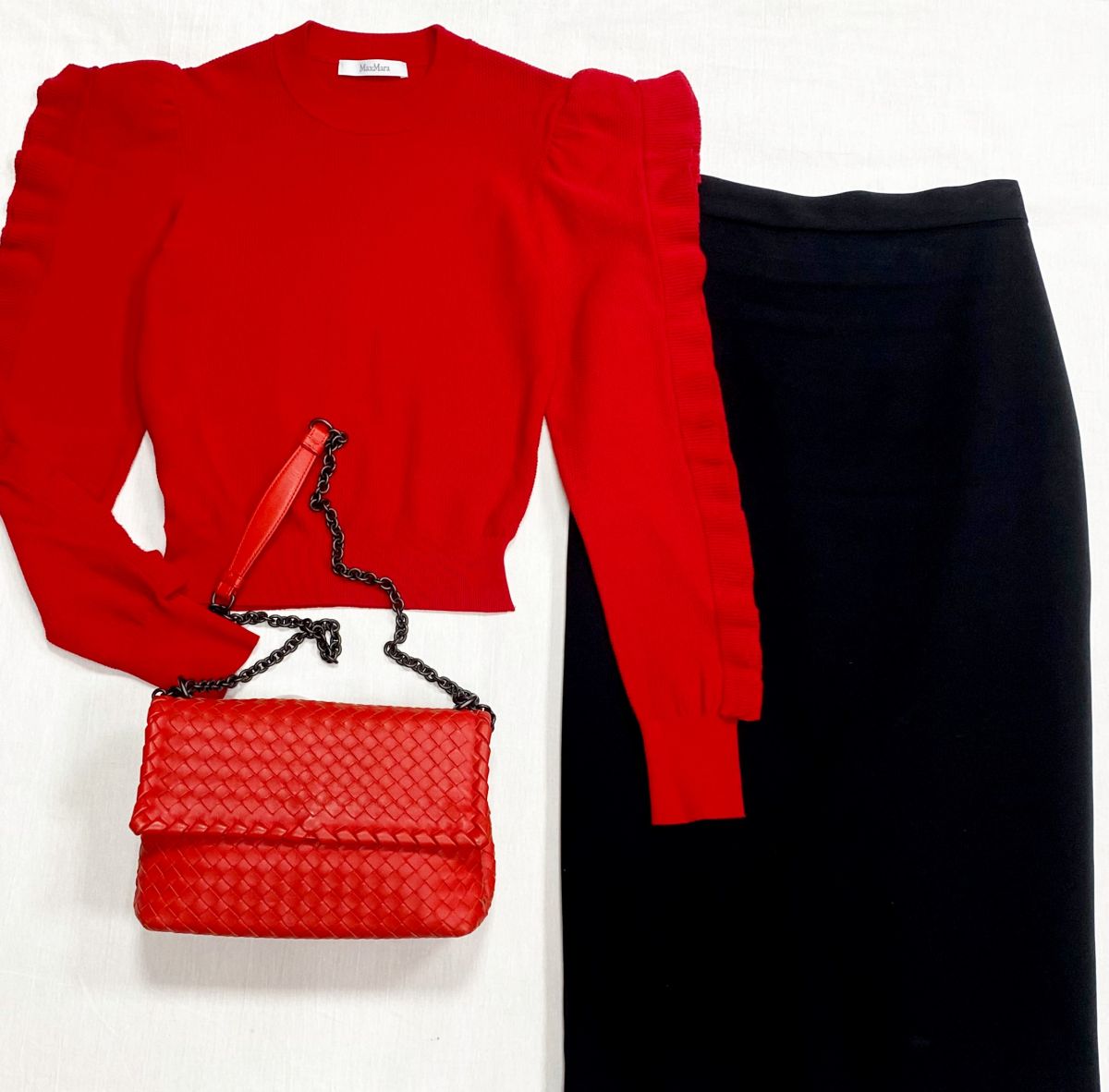 Кофта Max Mara размер S цена 9 393 руб
Юбка Max Mara размер 42 цена 7 828 руб
Сумка Bottega Veneta 