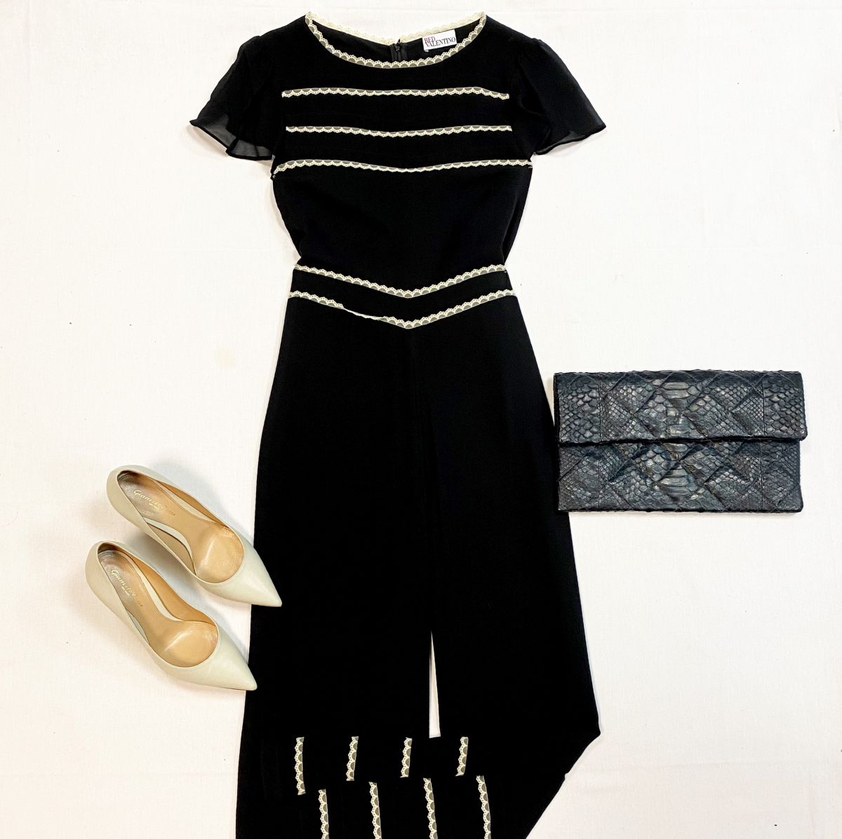 Комбинезон Red Valentino размер 38 цена 7 693 руб
Туфли Gianvito Rossi размер 38.5 цена 15 385 руб 