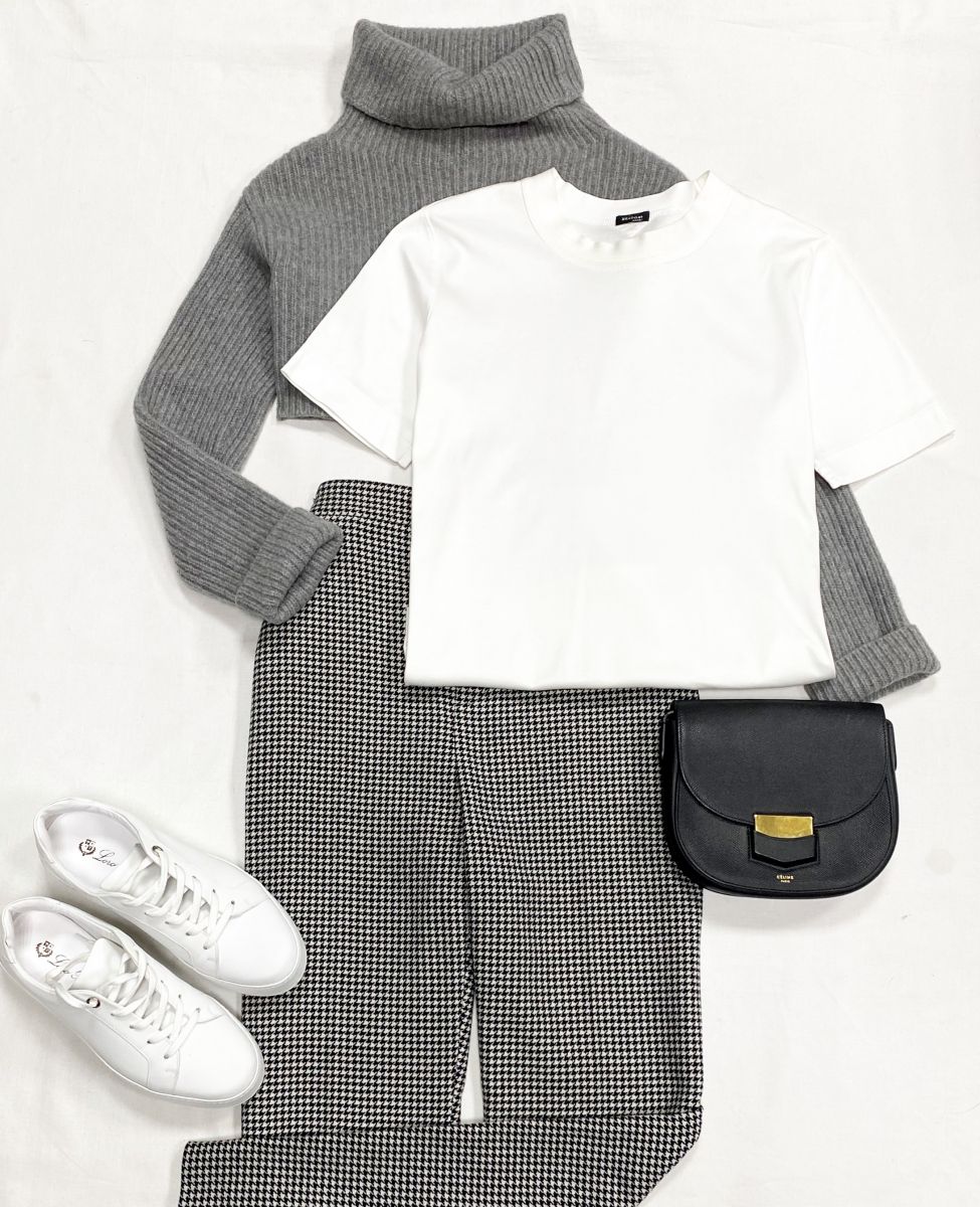 Свитер Valentino размер S цена 18 786 руб
Брюки Saint Laurent размер 40 цена 15 655 руб
Футболка Kiton размер 42 цена 7 828 руб
Кеды размер 37.5 цена 31 310 руб
Сумочка Celine 