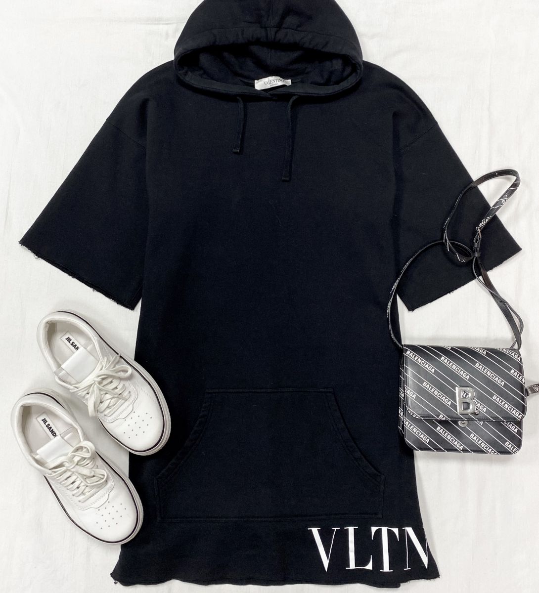 Платье - толстовка Valentino размер M цена 31 310 руб Кроссовки Jil Sander размер 39 цена 23 483 рубСумка Balenciaga