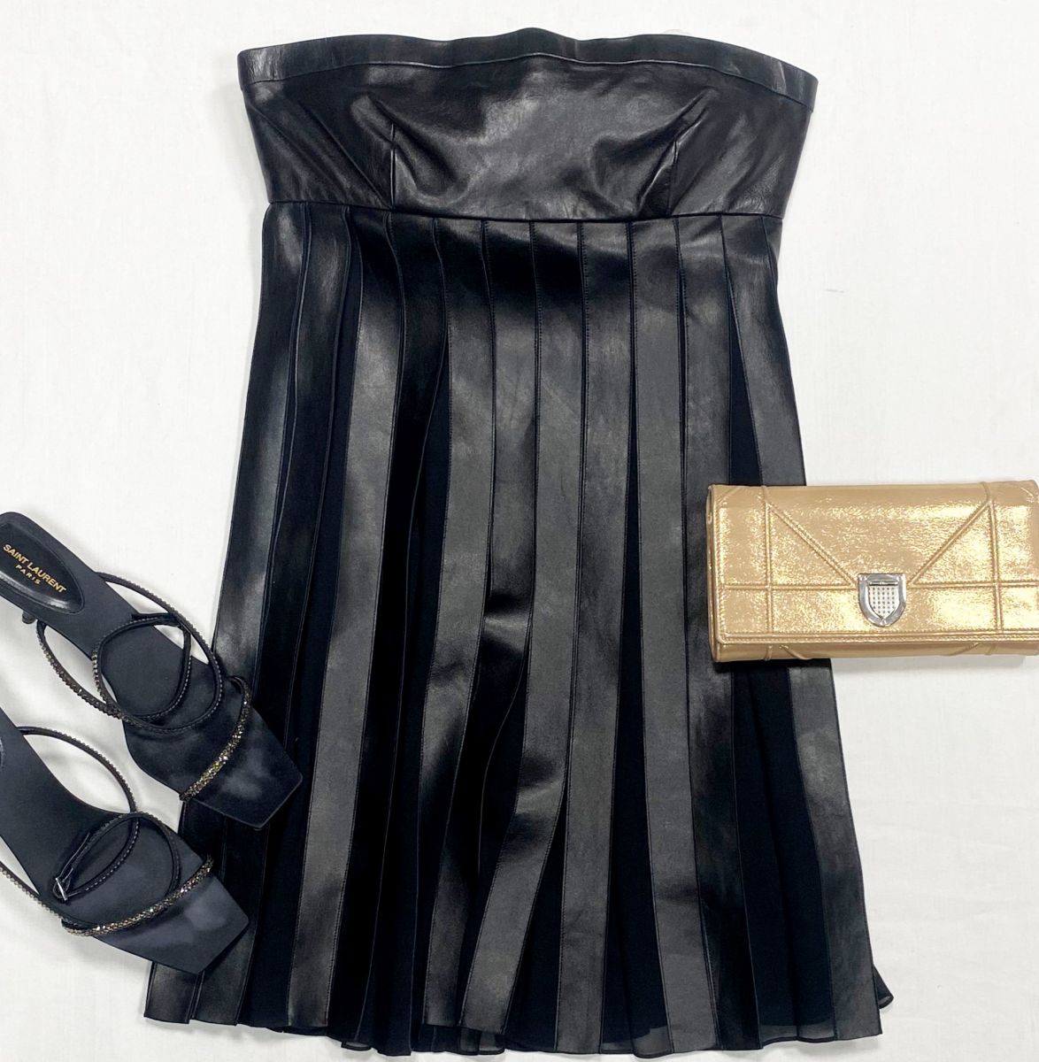 Платье/кожа/ Saint Laurent размер 38 цена 23 462 руб
Босоножки Saint Laurent размер 40 цена 23 462 руб 
Сумочка Christian Dior 