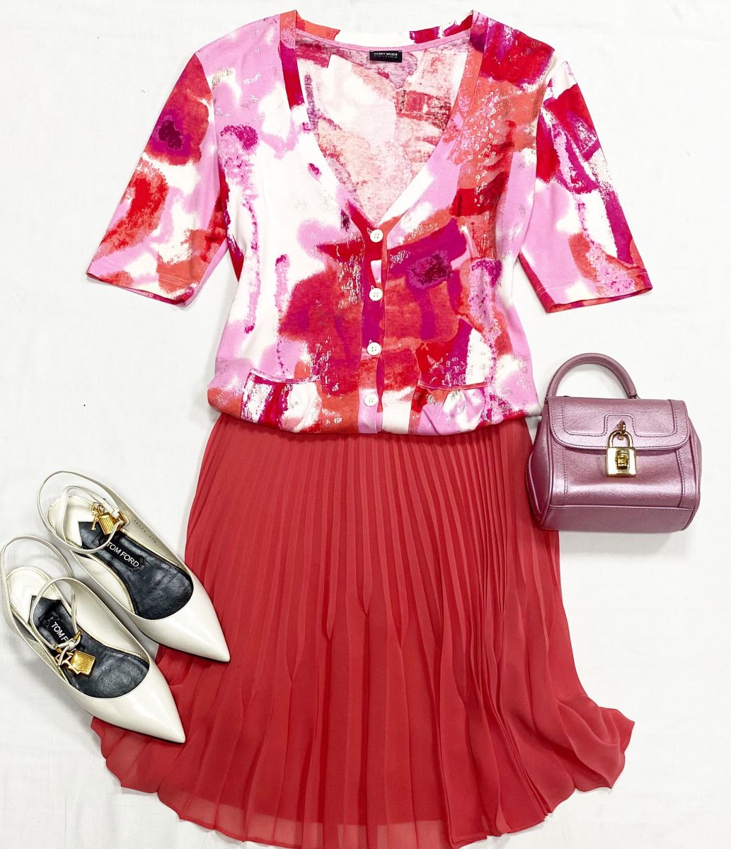 Юбка Luisa Spagnoli размер 44 цена 6 262 руб
Кофта Gerry Weber размер 42 цена 2 348 руб
Балетки Tom Ford размер 38.5 цена 15 655 руб
Сумочка Dolce Gabbana 