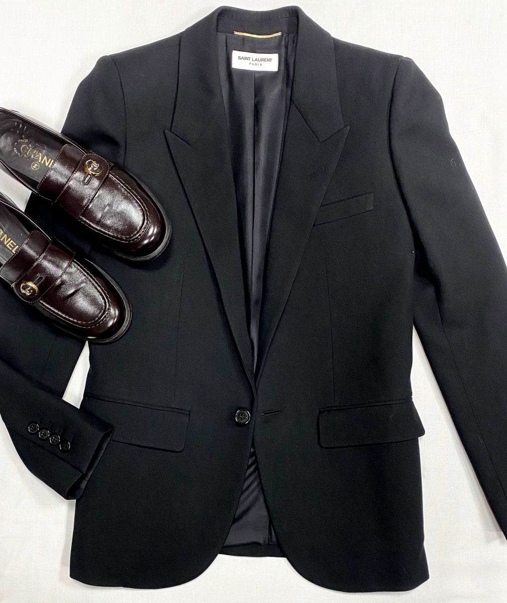 Жакет Saint Laurent размер 34 цена 23 483 руб
Лоферы Chanel размер 37 цена 46 965 руб