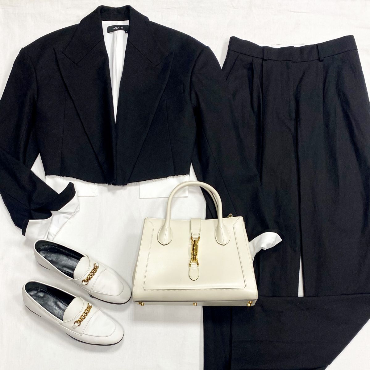 Костюм Anouki размер S цена 23 483 руб
Лоферы Tom Ford размер 40 цена 15 655 руб
Сумка Gucci
