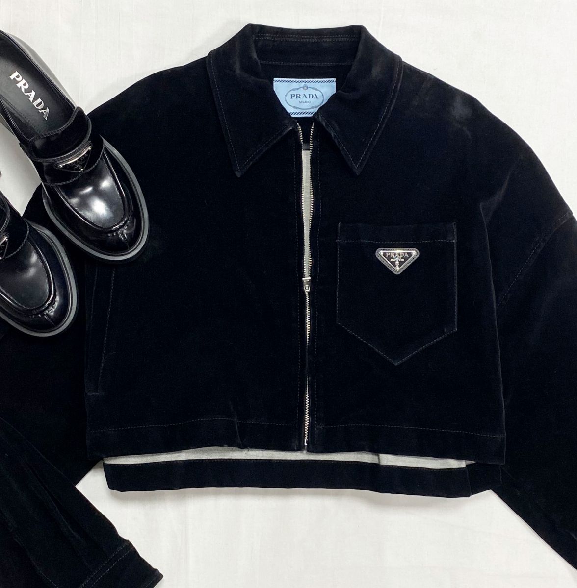 Куртка / бархат/ Prada размер 42 цена 78 275 руб
Ботинки Prada размер 36.5 цена 54 793 руб