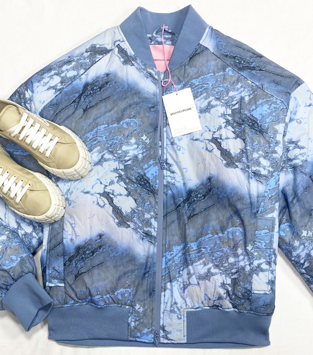 Куртка Monochrome размер M/ L цена 23 483 руб
Кеды Prada размер 40 цена 39 138 руб