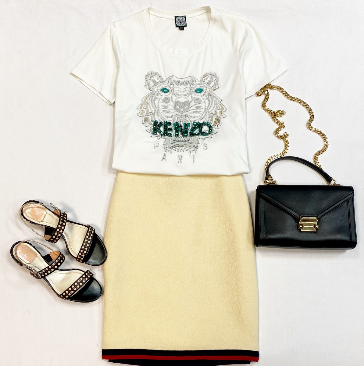 Юбка Gucci размер 38 цена 12 308 руб
Футболка Kenzo размер 42 цена 3 077 руб
Босоножки Dior размер 39 цена 23 078 руб
Сумка Michael Kors 