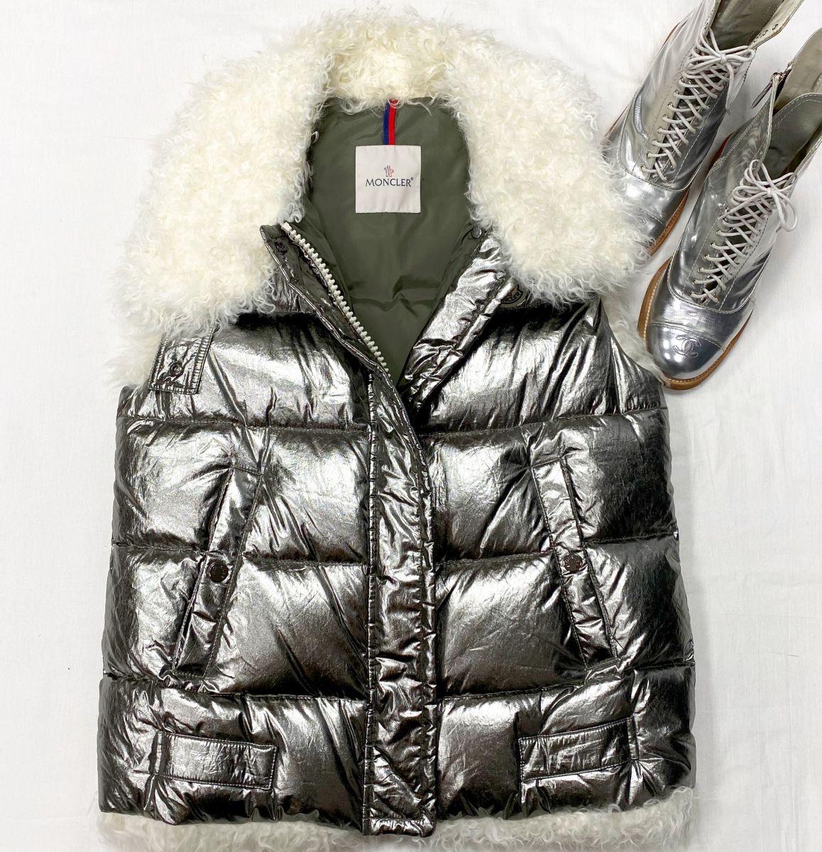 Жилет / пух / отделка мех овчины / Moncler размер 1 цена 31 310 руб 
Ботинки Chanel размер 40 цена 23 483 руб