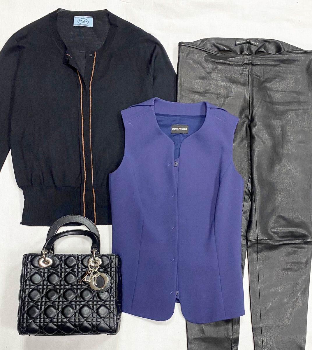 Кофта-Кардиган Prada размер 44 цена 15 655 руб
Брюки / кожа/ Balenciaga размер 42 цена 23 483 руб
Жилет Armani размер 38 цена 6 262 руб
Сумка Christian Dior 